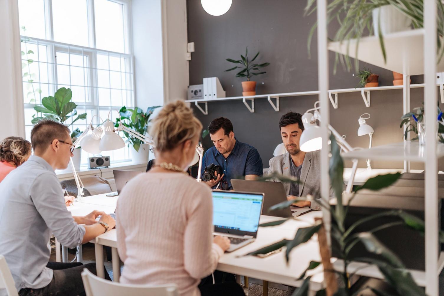 Équipe de sécurité bancaire collaborant sur des solutions techniques