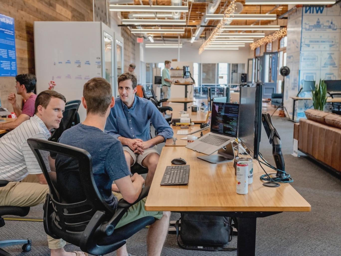 Environnement de formation en cybersécurité bancaire avec équipement professionnel